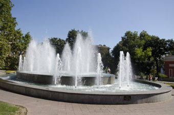 На Театральной площади после реконструкции заработал фонтан (фото)