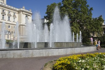 На Театральной площади после реконструкции заработал фонтан (фото)