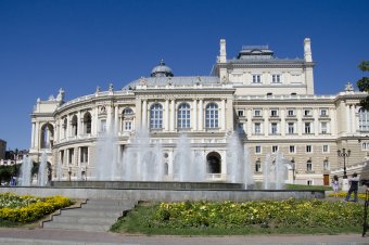 На Театральной площади после реконструкции заработал фонтан (фото)