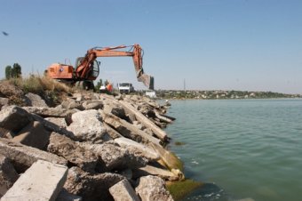 Работы по укреплению дамбы Хаджибейского лимана идут под пристальным взглядом первого вице-мэра Одессы (фото)