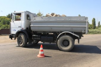 Работы по укреплению дамбы Хаджибейского лимана идут под пристальным взглядом первого вице-мэра Одессы (фото)