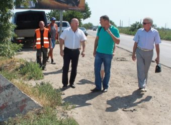 Работы по укреплению дамбы Хаджибейского лимана идут под пристальным взглядом первого вице-мэра Одессы (фото)