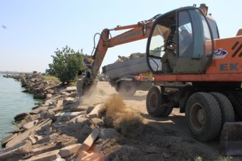 Работы по укреплению дамбы Хаджибейского лимана идут под пристальным взглядом первого вице-мэра Одессы (фото)