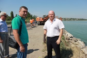 Работы по укреплению дамбы Хаджибейского лимана идут под пристальным взглядом первого вице-мэра Одессы (фото)