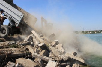 Работы по укреплению дамбы Хаджибейского лимана идут под пристальным взглядом первого вице-мэра Одессы (фото)