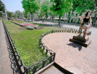 Миллион алых роз, а также незабудок, маргариток и других цветов выращено в теплицах одесского Горзелентреста в этом году (фото)