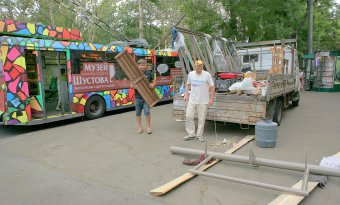 В Одессе на Адмиральском проспекте появились стеклянные остановки (фото)