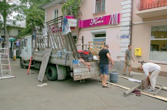 В Одессе на Адмиральском проспекте появились стеклянные остановки (фото)