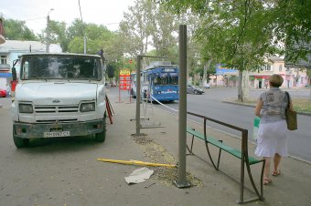 В Одессе на Адмиральском проспекте появились стеклянные остановки (фото)