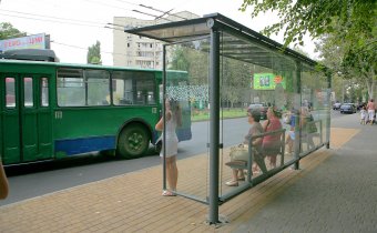 В Одессе на Адмиральском проспекте появились стеклянные остановки (фото)
