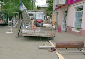В Одессе на Адмиральском проспекте появились стеклянные остановки (фото)