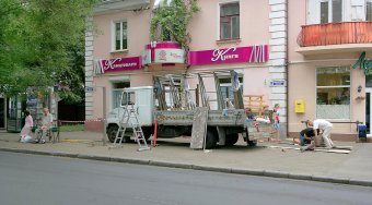 В Одессе на Адмиральском проспекте появились стеклянные остановки (фото)