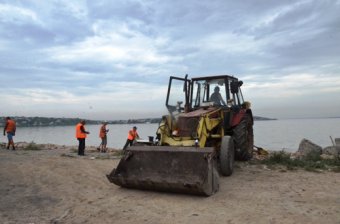 Работы по укреплению дамбы Хаджибейского лимана продолжаются (фото)