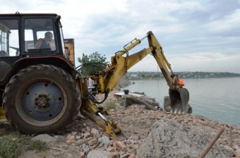 Работы по укреплению дамбы Хаджибейского лимана продолжаются (фото)