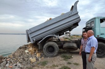 Работы по укреплению дамбы Хаджибейского лимана продолжаются (фото)