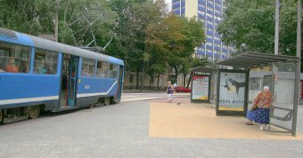 Благоустройство разворотного кольца трамвая на Куликовом поле длится почти месяц. За это время площадь изменилась до неузнаваемости (фото)