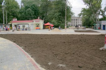 Благоустройство разворотного кольца трамвая на Куликовом поле длится почти месяц. За это время площадь изменилась до неузнаваемости (фото)