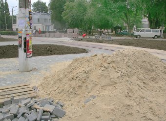 Благоустройство разворотного кольца трамвая на Куликовом поле длится почти месяц. За это время площадь изменилась до неузнаваемости (фото)