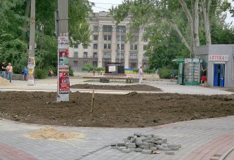 Благоустройство разворотного кольца трамвая на Куликовом поле длится почти месяц. За это время площадь изменилась до неузнаваемости (фото)