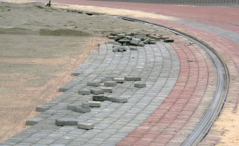 Благоустройство разворотного кольца трамвая на Куликовом поле длится почти месяц. За это время площадь изменилась до неузнаваемости (фото)