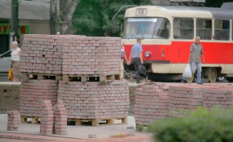 Благоустройство разворотного кольца трамвая на Куликовом поле длится почти месяц. За это время площадь изменилась до неузнаваемости (фото)
