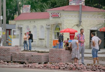 Благоустройство разворотного кольца трамвая на Куликовом поле длится почти месяц. За это время площадь изменилась до неузнаваемости (фото)