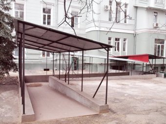 В одесской горбольнице №5 продолжается обустройство пандуса (фото)
