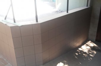В одесской горбольнице №5 продолжается обустройство пандуса (фото)