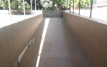 В одесской горбольнице №5 продолжается обустройство пандуса (фото)