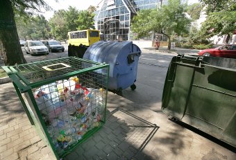 В Одессе  появились контейнеры для сбора пластиковых и стеклянных бутылок (фото)