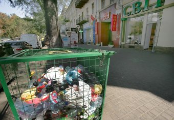 В Одессе  появились контейнеры для сбора пластиковых и стеклянных бутылок (фото)