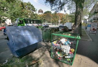 В Одессе  появились контейнеры для сбора пластиковых и стеклянных бутылок (фото)
