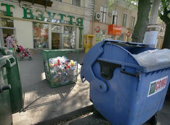 В Одессе  появились контейнеры для сбора пластиковых и стеклянных бутылок (фото)