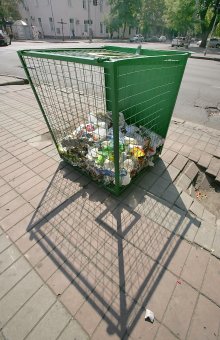 В Одессе  появились контейнеры для сбора пластиковых и стеклянных бутылок (фото)