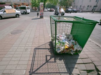 В Одессе  появились контейнеры для сбора пластиковых и стеклянных бутылок (фото)