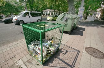 В Одессе  появились контейнеры для сбора пластиковых и стеклянных бутылок (фото)