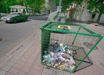 В Одессе  появились контейнеры для сбора пластиковых и стеклянных бутылок (фото)