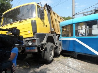 На Люстдорфской дороге грузовой автомобиль столкнулся с трамваем (фото)
