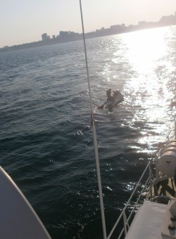 Морские пограничники спасли двух отдыхающих (фото)