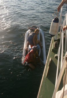 Морские пограничники спасли двух отдыхающих (фото)