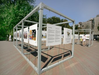 На Соборной площади Одессы проходит выставка политической карикатуры (фото)