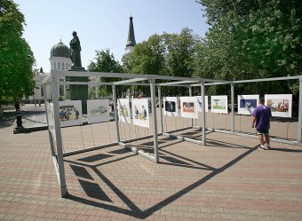 На Соборной площади Одессы проходит выставка политической карикатуры (фото)