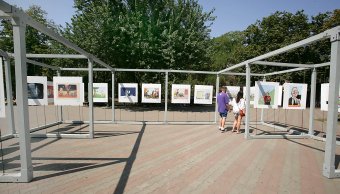 На Соборной площади Одессы проходит выставка политической карикатуры (фото)