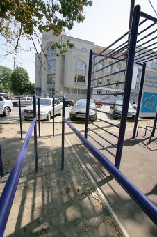 На Александровском проспекте  обновили спортивную площадку (фото)
