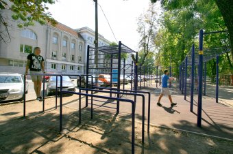 На Александровском проспекте  обновили спортивную площадку (фото)