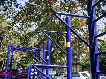 На Александровском проспекте  обновили спортивную площадку (фото)