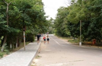 На одесской Трассе здоровья благоустраивают детские и спортивные площадки