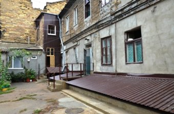 Городские власти Одессы поэтапно восстанавливают старый жилой фонд (фото)
