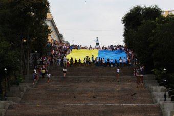 В Одессе развернули 24-метровый украинский флаг 