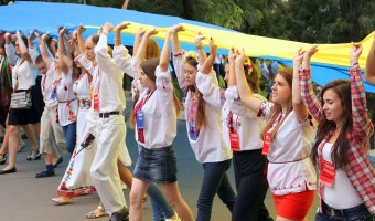 Дюка одели в вышиванку